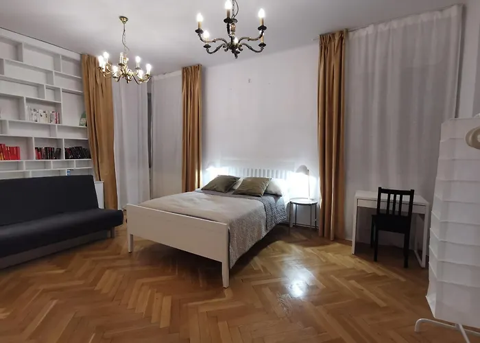 Cozy Spacious With Balcony