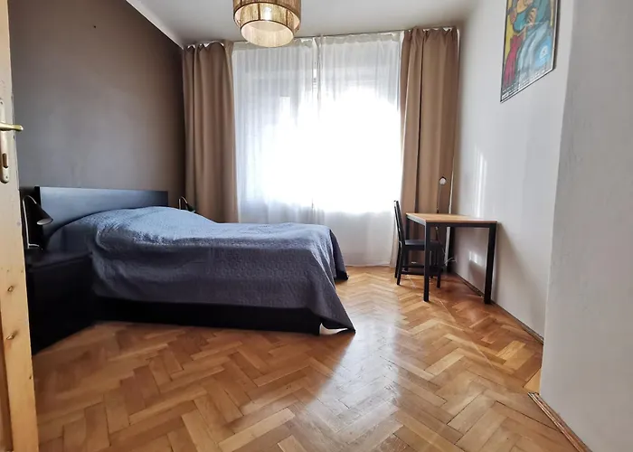 Cozy Spacious With Balcony