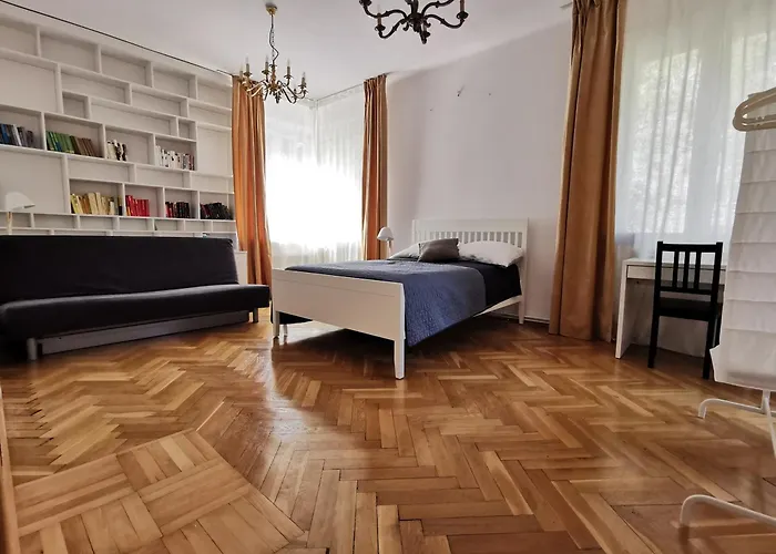 Cozy Spacious With Balcony